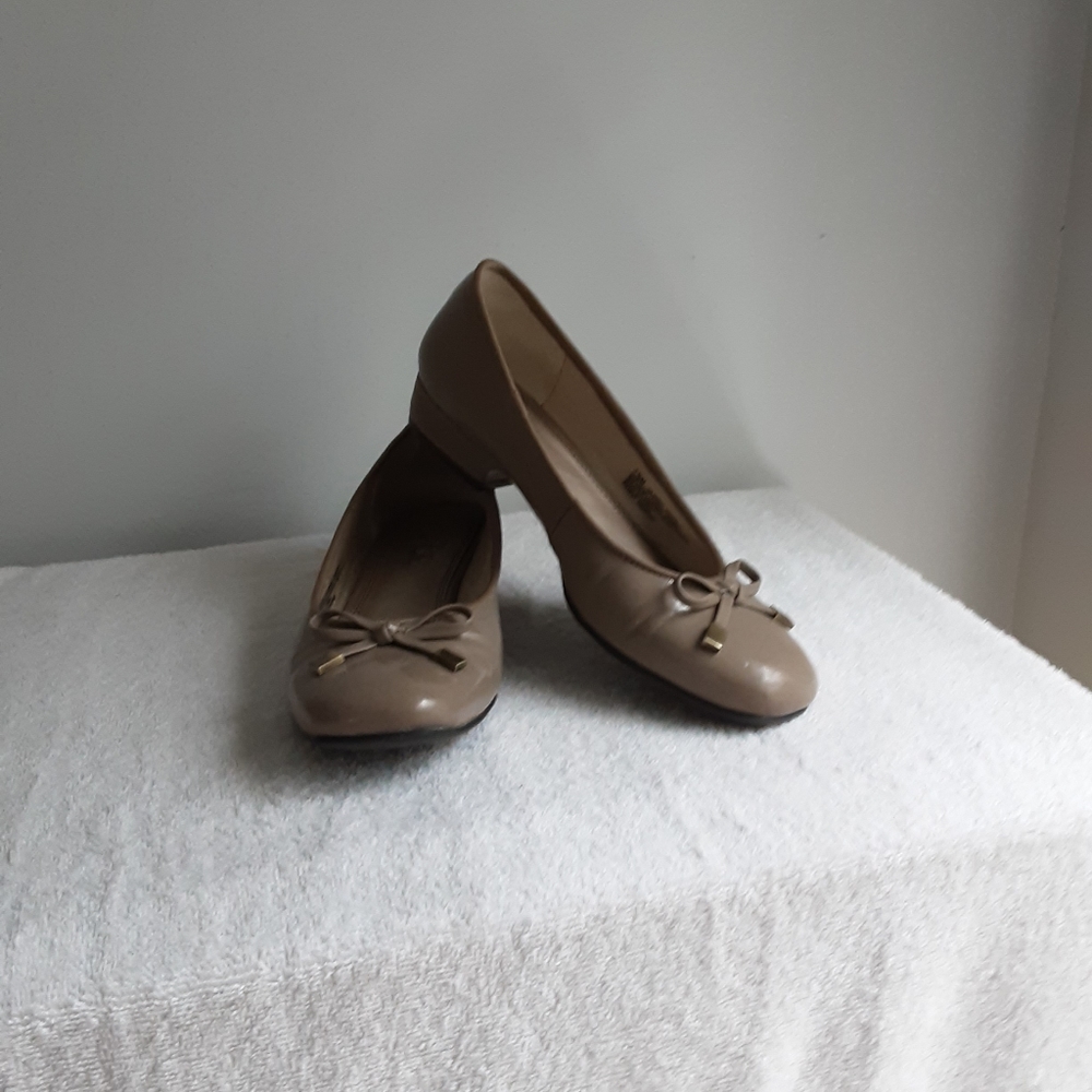 Life Stride Patent Leather Low Heel Pumps